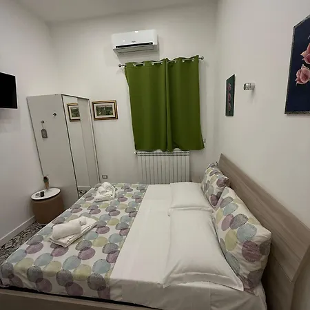 לינה וארוחת בוקר Flora פיאצה ארמרינה